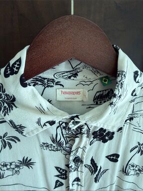 Havaianas White Shirt with Black Tropical Print